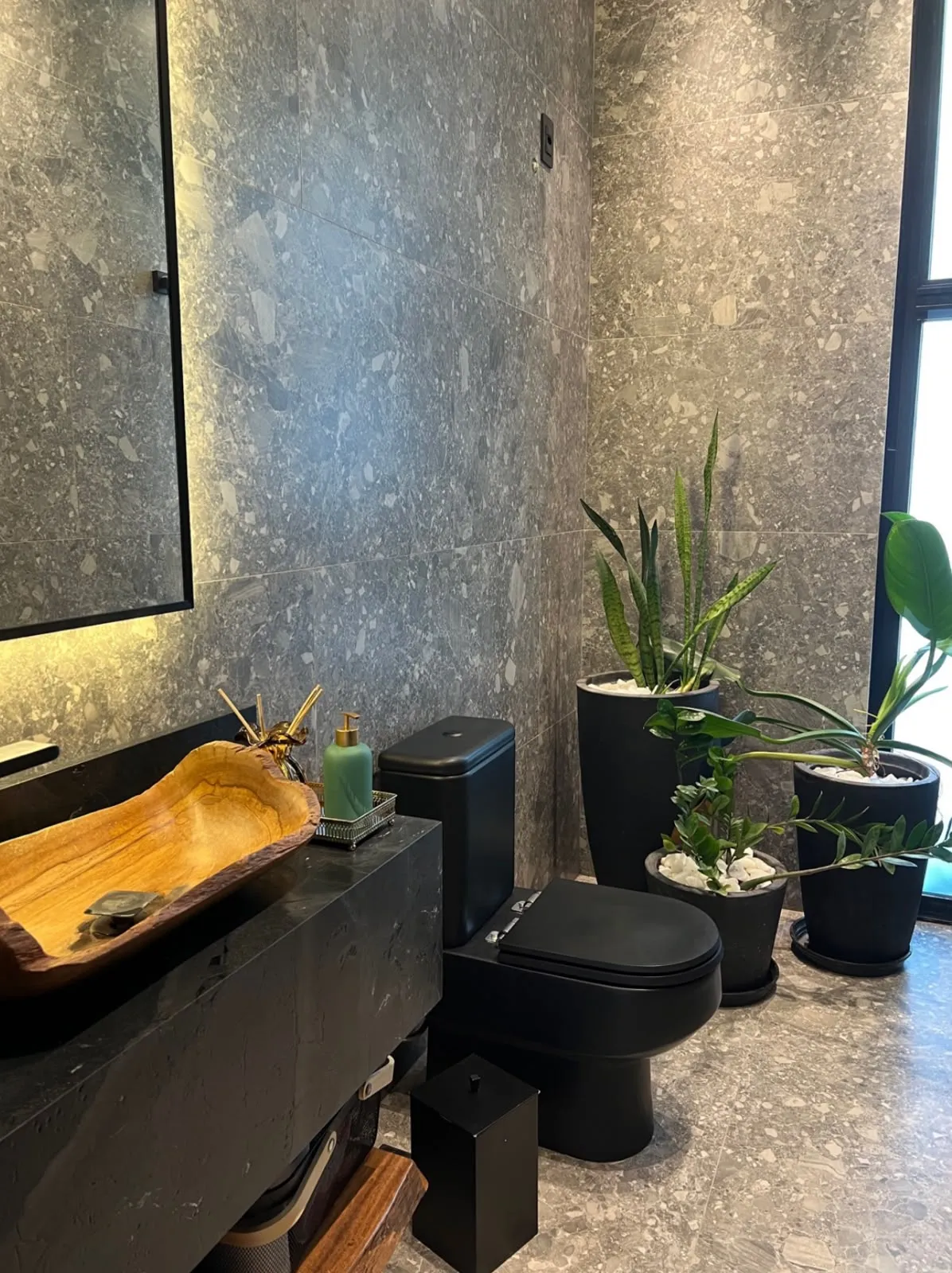 Detalhe de acabamento em concreto aparente e paisagismo interno