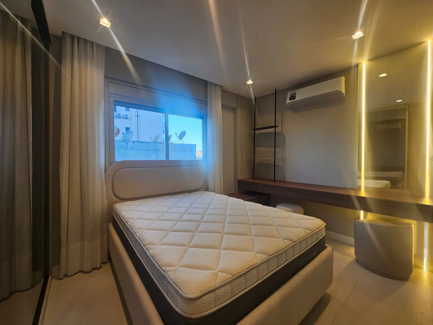 Dormitório amplo do apartamento decorado