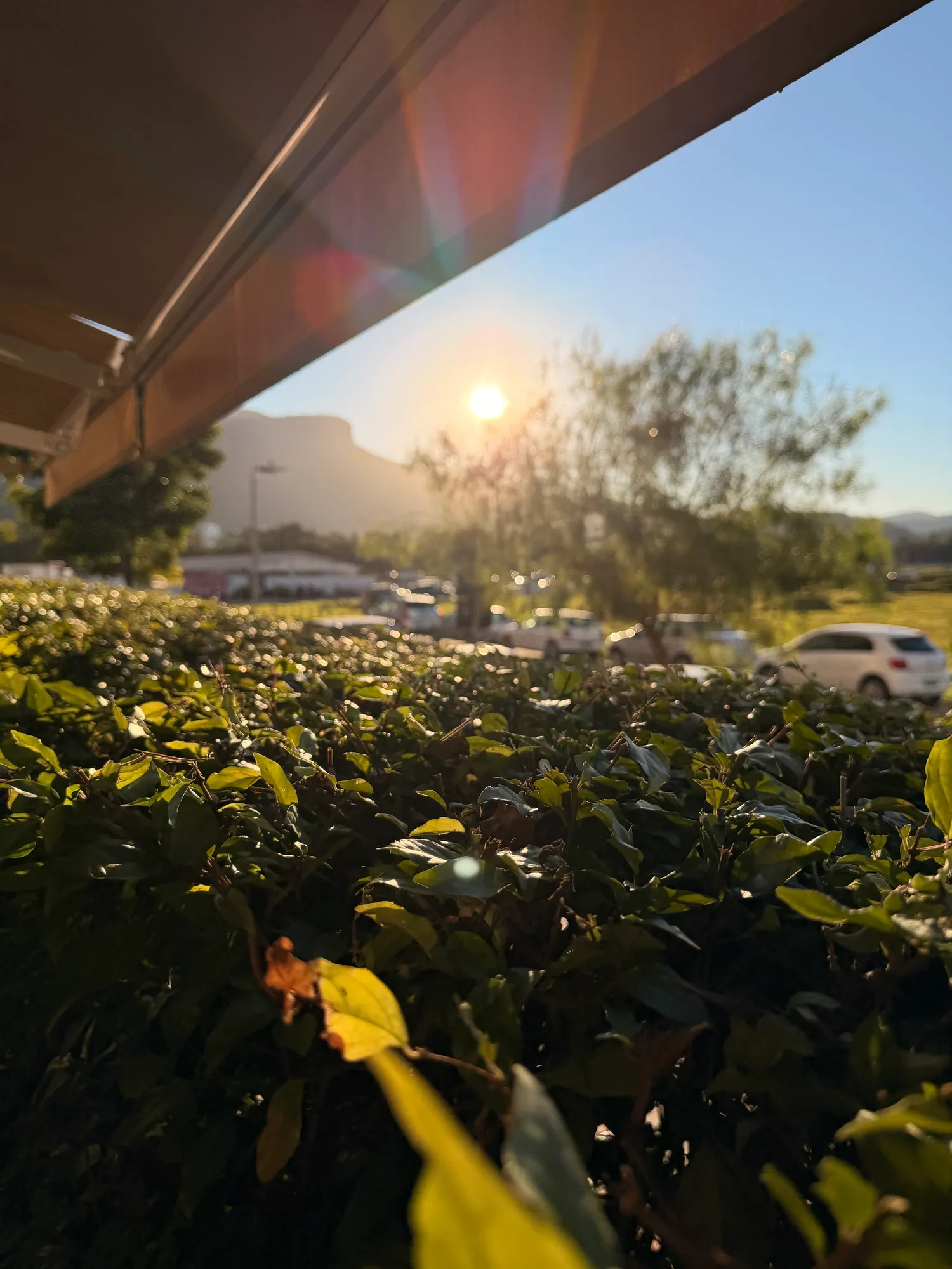 Varanda gourmet do duplex no Smart Residence com vista para a cidade ao pôr do sol
