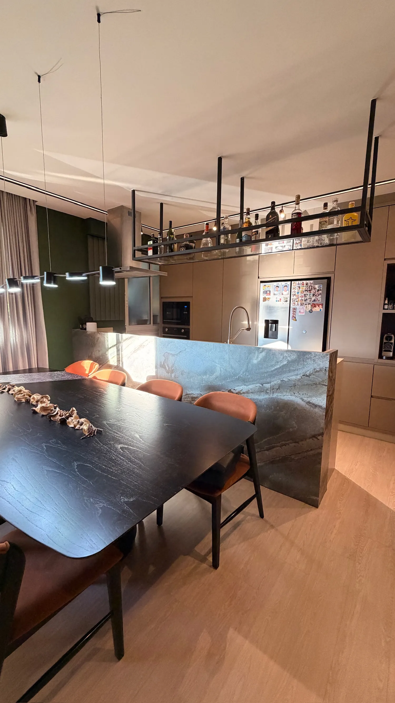 Espaço com adega, cervejeira e bar integrado